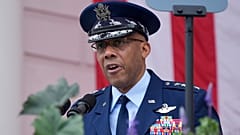 General CQ Brown, 27 Mayıs 2024 Pazartesi günü Arlington Ulusal Mezarlığı'nda düzenlenen 156. Ulusal Anma Günü Anma Töreni'nde konuşuyor.