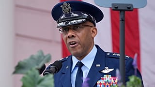 General CQ Brown, 27 Mayıs 2024 Pazartesi günü Arlington Ulusal Mezarlığı'nda düzenlenen 156. Ulusal Anma Günü Anma Töreni'nde konuşuyor.