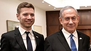 رئيس الوزراء الإسرائيلي بنيامين نتنياهو، وابنه يائير
