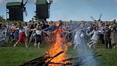 Ucranianos celebram solstício de verão com festival de inspiração pagã 