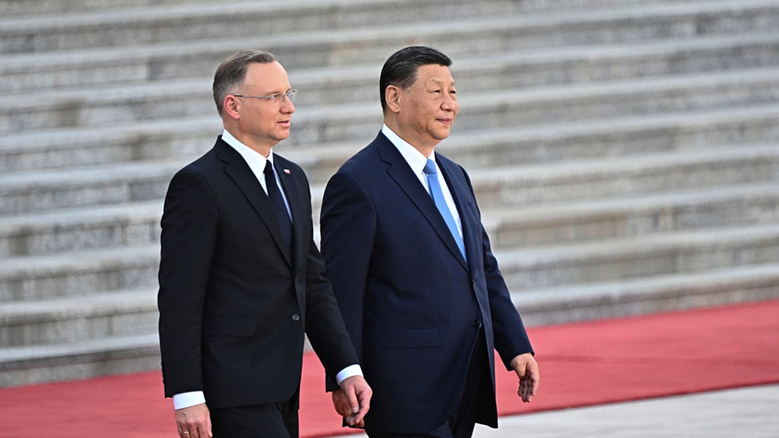 Hszi Csin-ping kínai elnök és Andrzej Duda lengyel elnök a pekingi Nagy Népcsarnokban tartott fogadóünnepségen 2024. június 24-én, hétfőn. (Pedro Pardo/Po