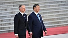 Der chinesische Präsident Xi Jinping und der polnische Präsident Andrzej Duda bei der Begrüßungszeremonie in der Großen Halle des Volkes in Peking, Montag, 24. Juni 2024.