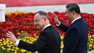 Председатель КНР Си Цзиньпин и президент Польши Анджей Дуда на церемонии в Большом зале народных собраний в Пекине, 24 июня 2024 г.