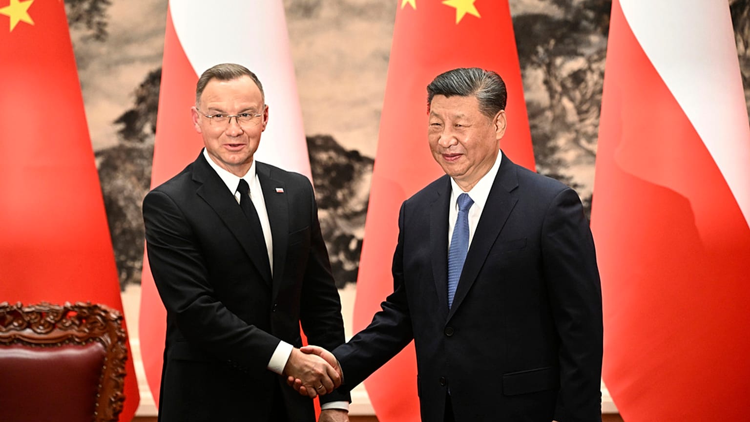 Presidente da China, Xi Jinping e Presidente da Polónia, Andrzej, apertam as mãos. Segunda-feira, 24 de junho 2024 j