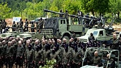 DOSYA - Lübnanlı militan grup Hizbullah'ın savaşçıları 21 Mayıs 2023 Pazar günü Lübnan'ın güneyindeki Jezzine Bölgesi'nde yer alan Aaramta köyünde bir eğitim tatbikatı gerçekleştiriyor.
