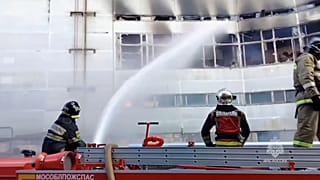 فرق الحماية المدنية تحاول إطفاء الحريق