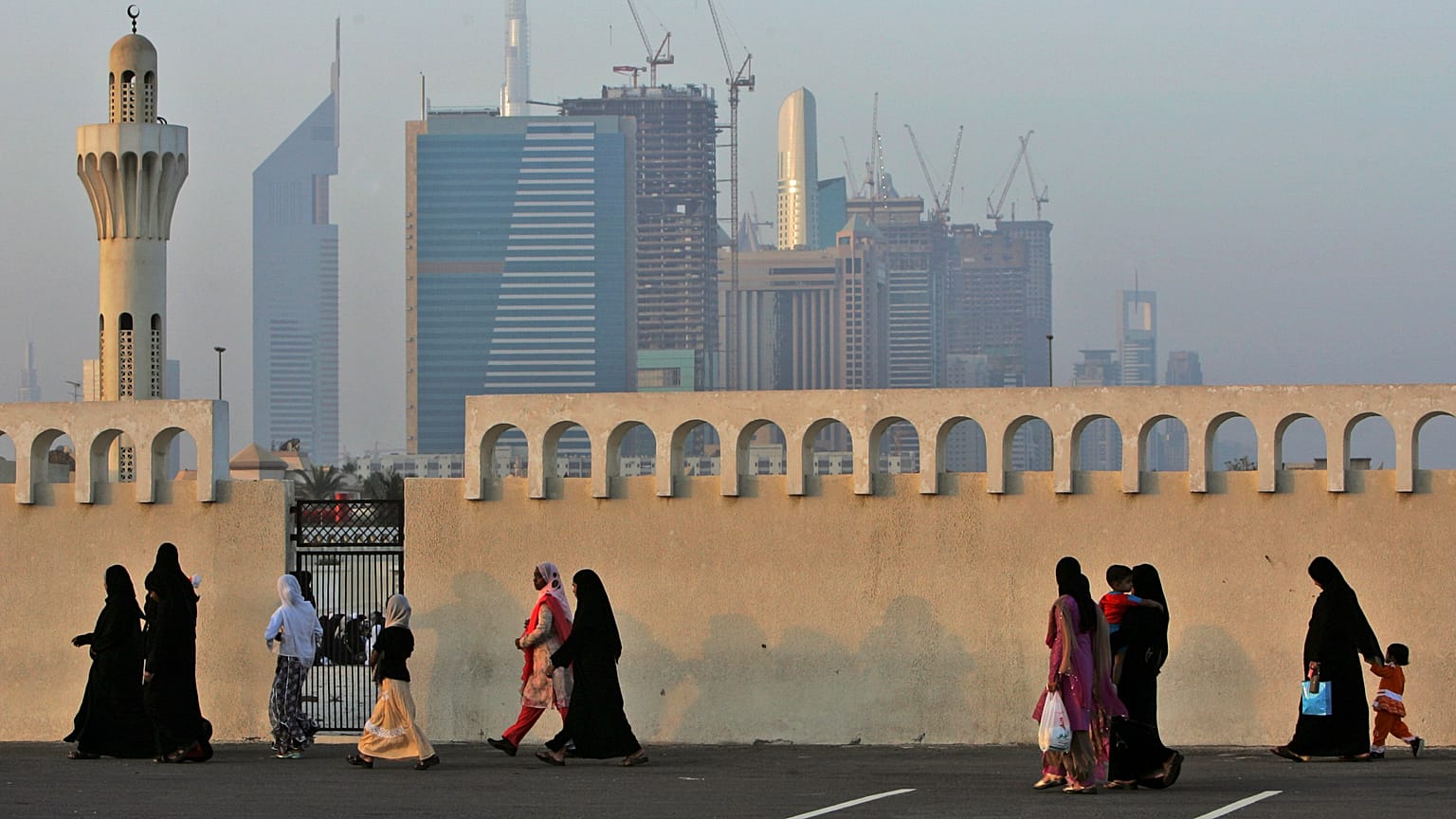 BAE'li kadınlar, Birleşik Arap Emirlikleri'nin Dubai şehrinde yürürken, 30 Eylül 2008 Salı (Arşiv)