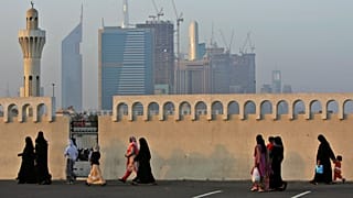 BAE'li kadınlar, Birleşik Arap Emirlikleri'nin Dubai şehrinde yürürken, 30 Eylül 2008 Salı (Arşiv)