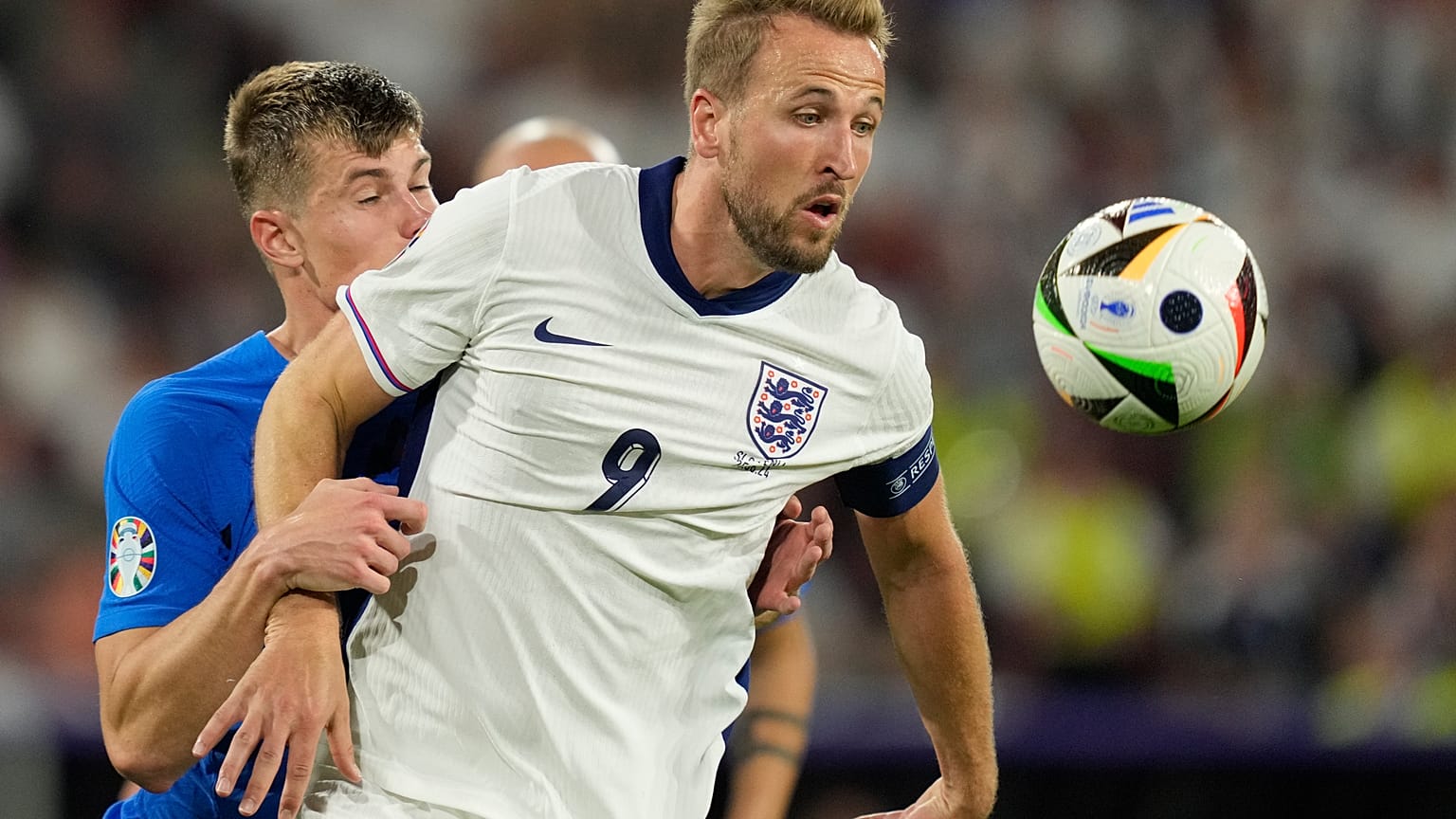 Il centravanti inglese Harry Kane contende il pallone a Jaka Bijol della Slovenia durante l'ultima partita del Gruppo C di Euro 2024 a Colonia