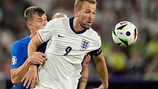 Il centravanti inglese Harry Kane contende il pallone a Jaka Bijol della Slovenia durante l'ultima partita del Gruppo C di Euro 2024 a Colonia