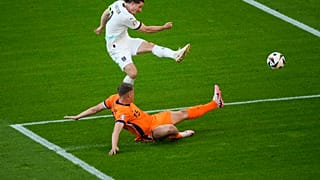 Imagen del momento en el que Marcel Sabitzer marca el gol que da el triunfo a Austria ante la selección de Países Bajos, en el último partido del Grupo D, en la Eurocopa de fú
