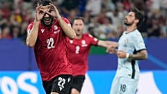 El georgiano Georges Mikautadze celebra tras marcar de penalti durante un partido del Grupo F entre Georgia y Portugal en la Eurocopa 2024.
