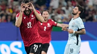 El georgiano Georges Mikautadze celebra tras marcar de penalti durante un partido del Grupo F entre Georgia y Portugal en la Eurocopa 2024.