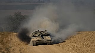 İsrail askerleri, İsrail-Gazze sınırı yakınlarında bir tankı sürerken, 5 Haziran 2024