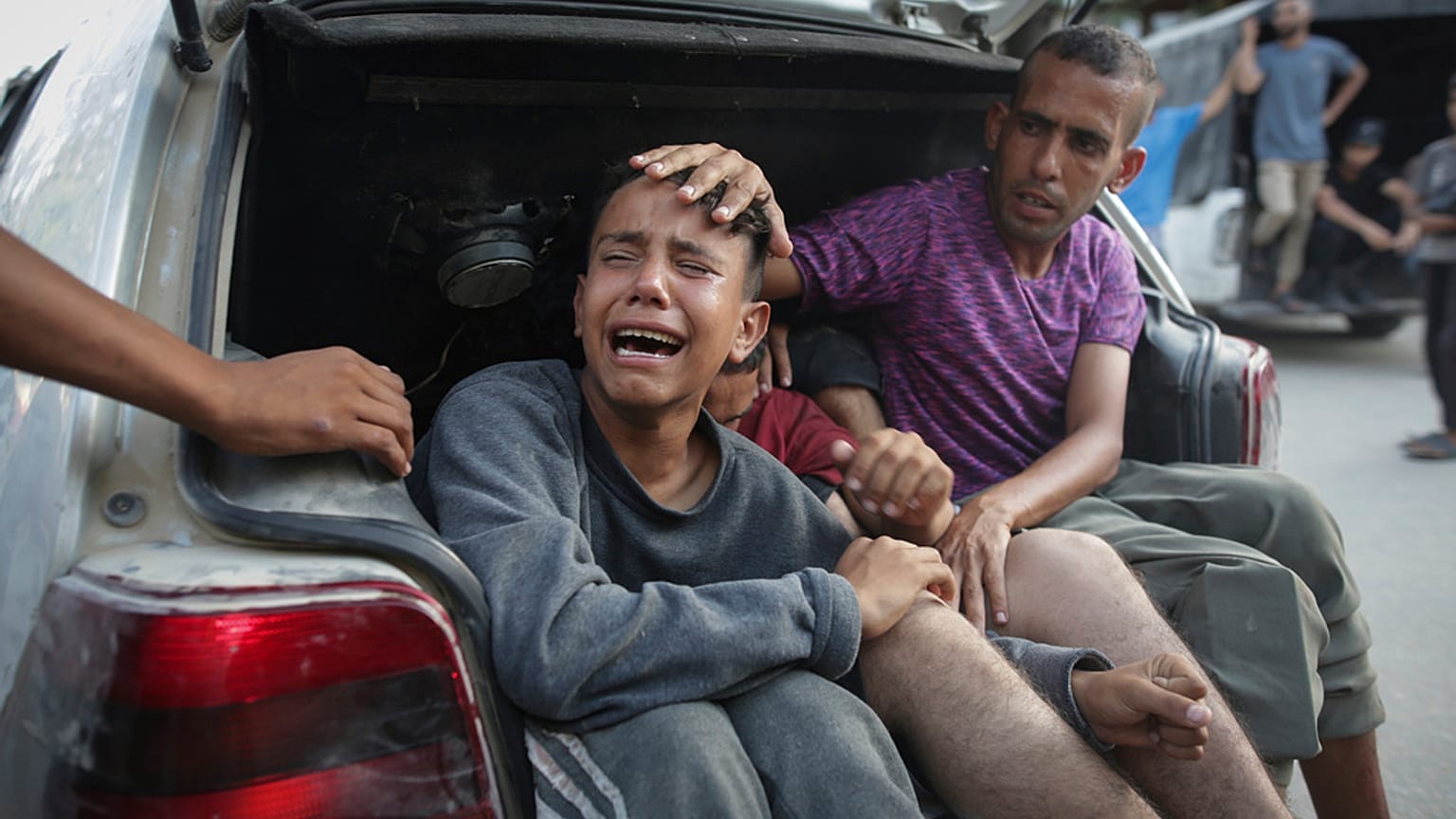 Trauer von Kindern unterwegs zum Leichenschauhaus nach einem Angriff in Chan Younis im Gazastreifen