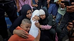 عائلة فلسطينية تنعي طفلتها من عائلة نصر دمر منزلها في مخيم المغازي في قطاع غزة بسبب القصف الإسرائيلي. 2024/06/25