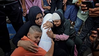 عائلة فلسطينية تنعي طفلتها من عائلة نصر دمر منزلها في مخيم المغازي في قطاع غزة بسبب القصف الإسرائيلي. 2024/06/25