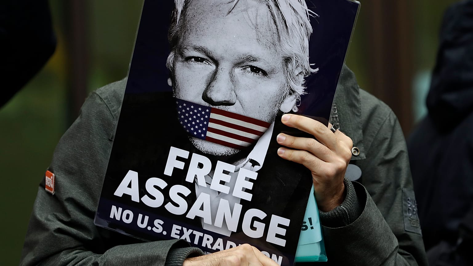Assange destekçileri, 2019 Mayıs'ında İngiltere'de "Assange'ı serbest bırakın - ABD'ye iadeye hayır" yazılı dövizlerle gösteri düzenlerken (Arşiv)