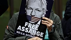 Assange destekçileri, 2019 Mayıs'ında İngiltere'de "Assange'ı serbest bırakın - ABD'ye iadeye hayır" yazılı dövizlerle gösteri düzenlerken (Arşiv)