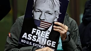 Assange destekçileri, 2019 Mayıs'ında İngiltere'de "Assange'ı serbest bırakın - ABD'ye iadeye hayır" yazılı dövizlerle gösteri düzenlerken (Arşiv)