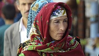 امرأة ترتدي الزي الطاجيكي التقليدي الملون، 7 أكتوبر/تشرين الأول 2001