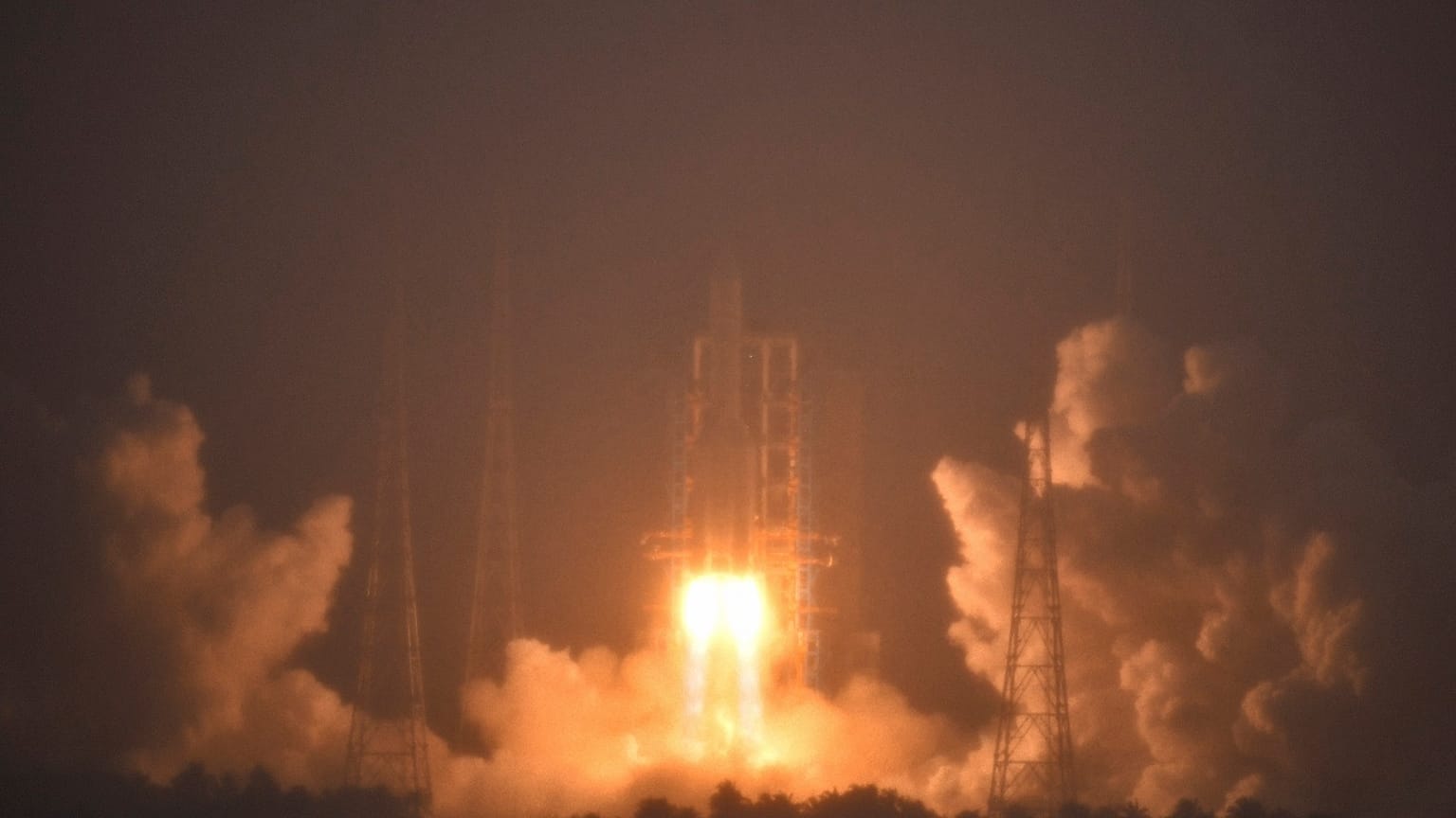 Un cohete Long March-5, que transporta la nave espacial Chang'e-6, despega de su plataforma de lanzamiento en el Centro de Lanzamiento Espacial de Wenchang.
