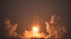Auf diesem Foto der chinesischen Nachrichtenagentur Xinhua hebt eine Langer-Marsch-5-Rakete mit der Raumsonde Chang'e-6 an Bord von ihrer Startrampe auf dem Weltraumbahnhof Wenchang ab.