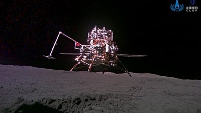 مجموعة الهبوط والصعود لمسبار Chang'e-6 الذي التقطته مركبة صغيرة بعد هبوطها على سطح القمر
