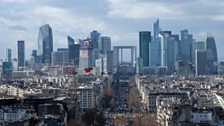 Le quartier d'affaires de La Défense vu du haut de l'Arc de Triomphe