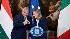 Der ungarische Ministerpräsident Viktor Orbán und die italienische Ministerpräsidentin Giorgia Meloni, zwei der wichtigsten Vertreter:innen der radikalen Rechten in Europa.