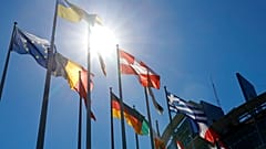 Ukrayna bayrağı, üstte, Fransa'nın Strasbourg kentindeki Avrupa Parlamentosu'nun dışında diğer Avrupa bayraklarıyla birlikte dalgalanıyor