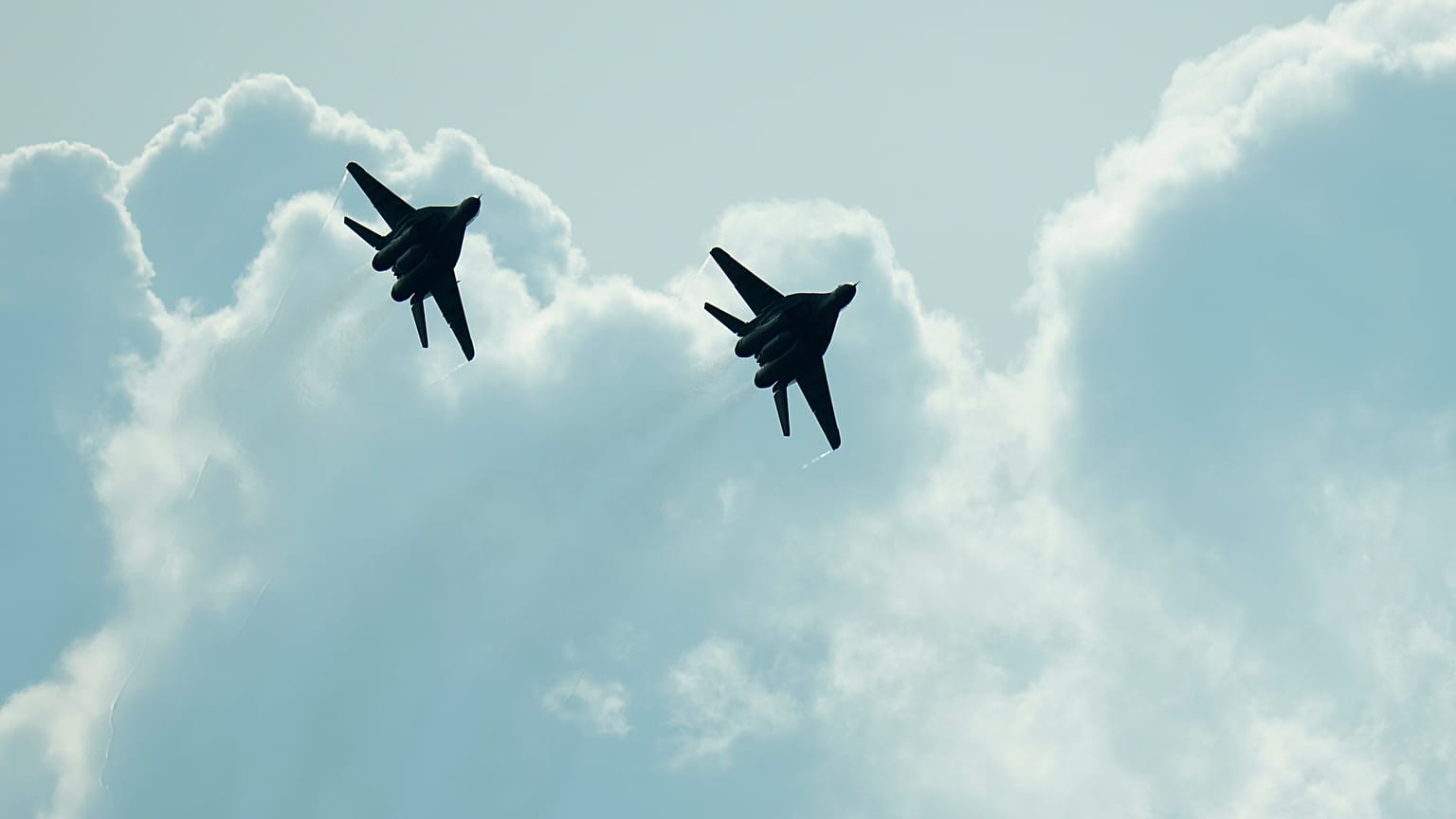 Slovak Hava Kuvvetleri'ne ait MiG-29'lar Slovakya'nın Malacky kentinde düzenlenen bir hava gösterisine katılıyor.