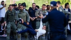 Η ισραηλινή αστυνομία διαλύει υπερορθόδοξους Εβραίους που μπλοκάρουν αυτοκινητόδρομο κατά τη διάρκεια διαμαρτυρίας κοντά στο Μπνέι Μπρακ, 2 Ιουνίου 2024