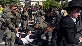 La police israélienne disperse les juifs ultra-orthodoxes lors d'une manifestation contre l'enrôlement militaire près de Bnei Brak, le 2 juin 2024.