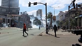 Des jeunes manifestants et la police s'affrontent dans les rues de Nairobi