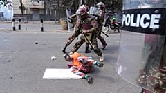 الشرطة الكينية تعنف متظاهرا كان يحتج ضد قانون جديد للضرائب - نيروبي. 2024/06/25