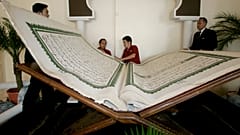 Endonezya'da bir otelde sergilenmek üzere hazırlanan dev Kur'an-ı Kerim, 21 Ağustos 2009