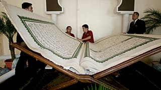 Endonezya'da bir otelde sergilenmek üzere hazırlanan dev Kur'an-ı Kerim, 21 Ağustos 2009