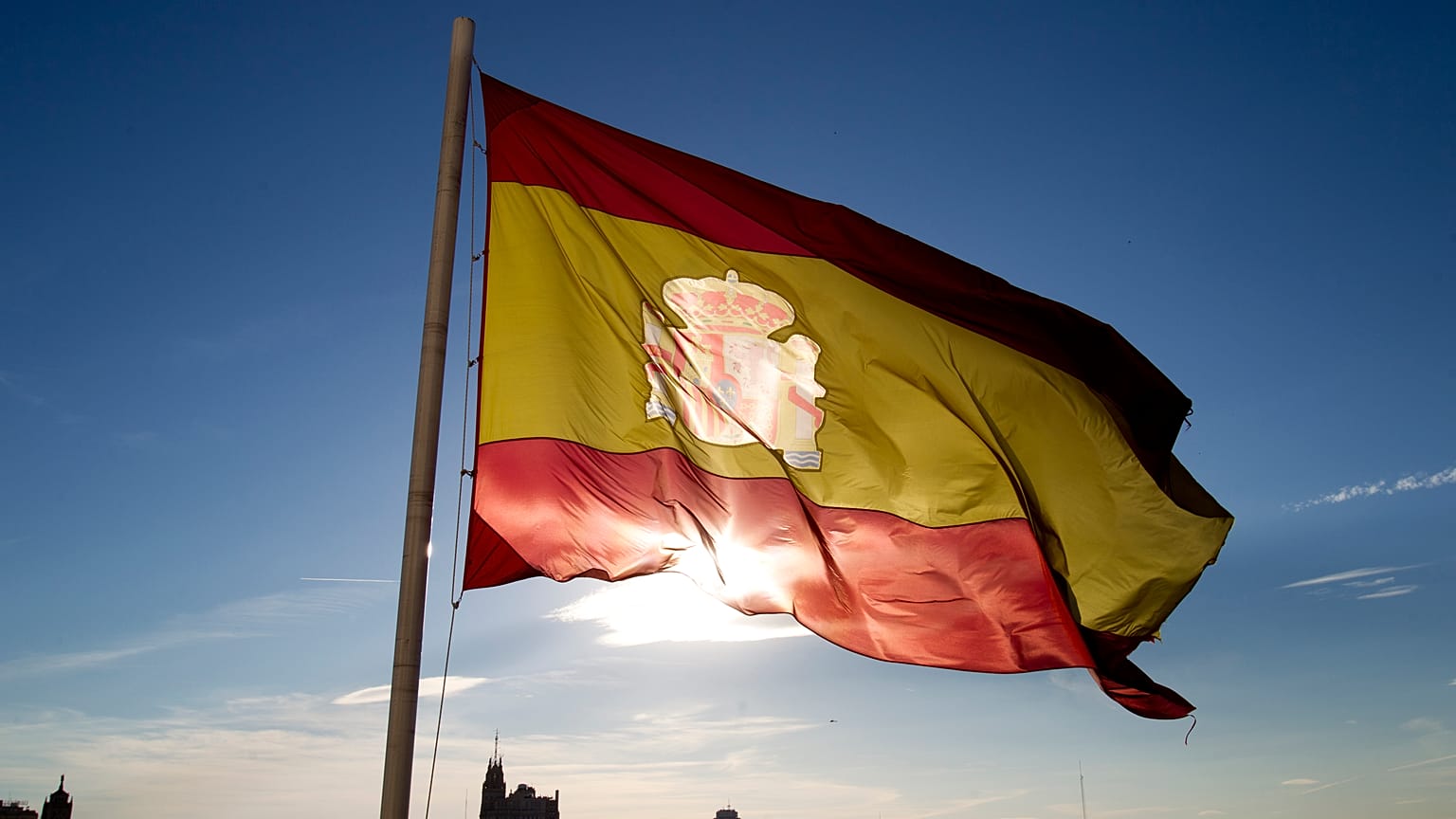 Archivo: Una bandera española ondea sobre el horizonte de Madrid, el lunes 2 de julio de 2012. 