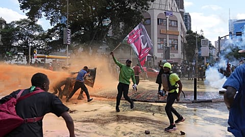 Les manifestants se dispersent tandis que la police kényane les arrose avec un canon à eau.