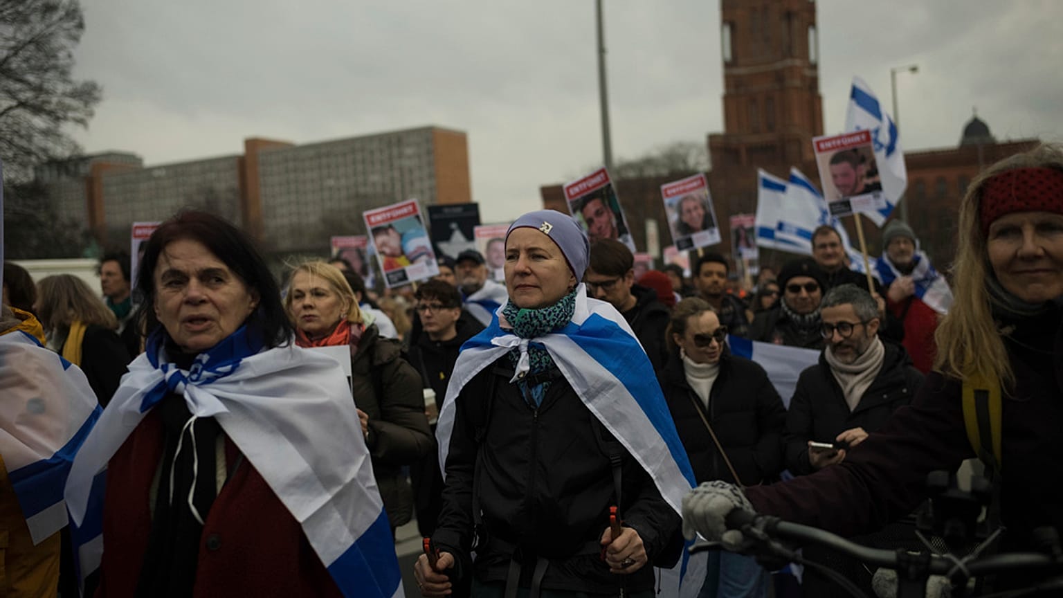 Pessoas participam numa marcha de protesto contra todas as formas de antissemitismo em Berlim, domingo, 10 de março de 2024