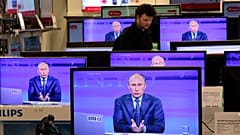 Der russische Präsident Wladimir Putin ist auf Fernsehbildschirmen in einem Geschäft in Moskau zu sehen, 25. April 2013