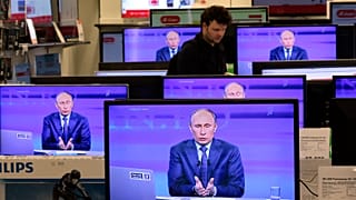 El presidente ruso, Vladímir Putin, aparece en las pantallas de televisión de una tienda en Moscú, 25 de abril de 2013.