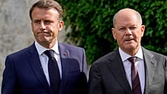 Bundeskanzler Olaf Scholz und der französische Präsident Emmanuel Macron gehen am 28. Mai 2024 durch den Garten in Meseberg, Deutschland.