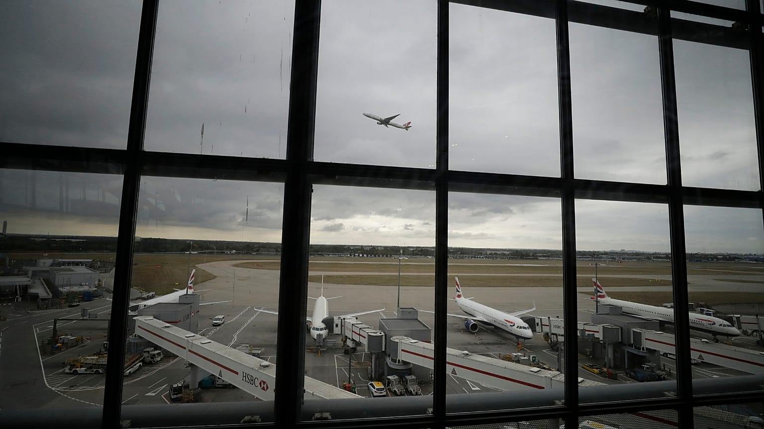 Aviones de British Airways estacionados en el aeropuerto londinense de Heathrow.
