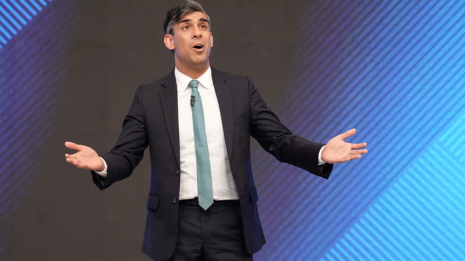 El primer ministro británico, Rishi Sunak, se dirige a la audiencia durante el debate electoral de Sky News, en Grimsby, Inglaterra, el miércoles 12 de junio de 2024.
