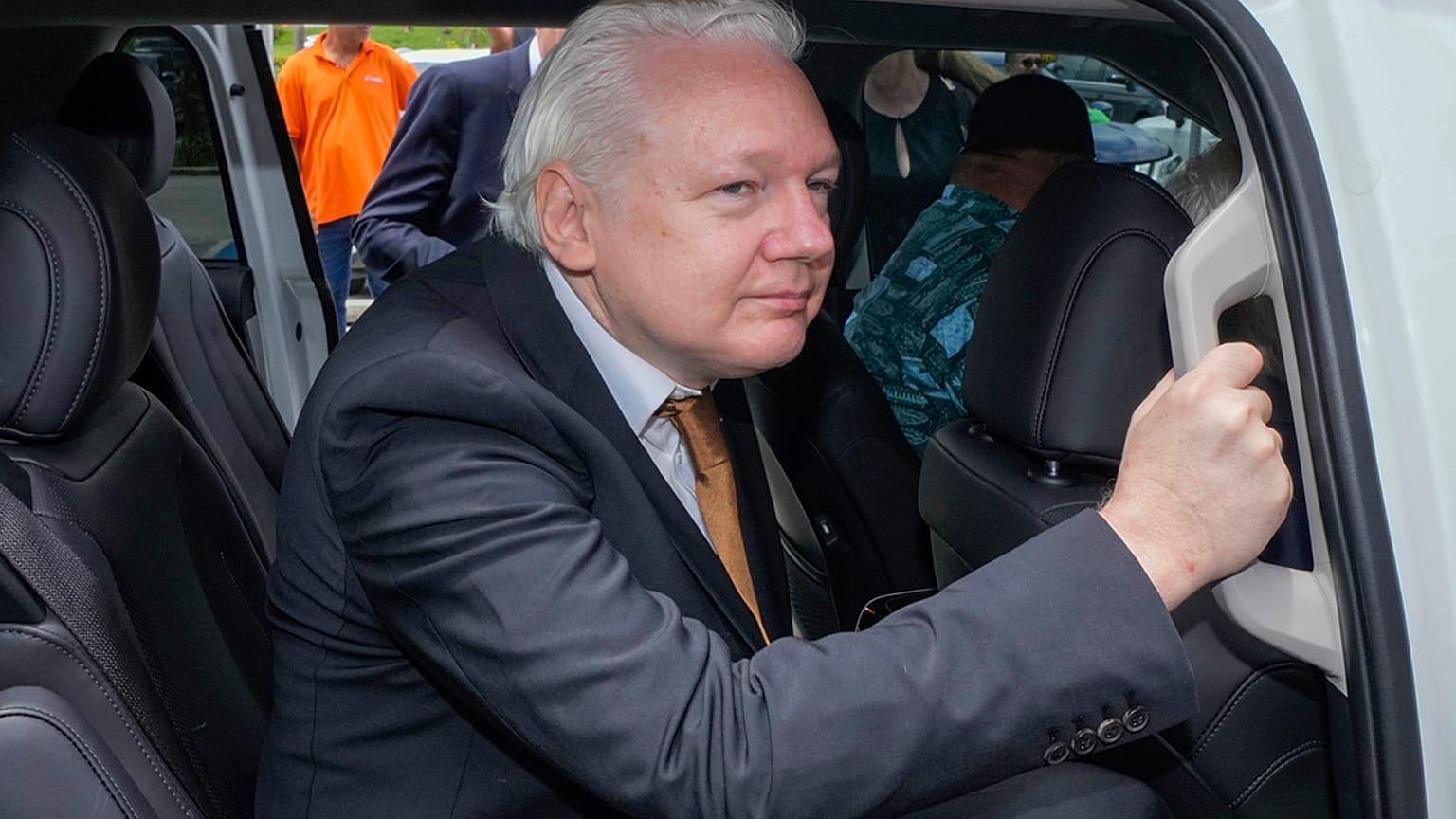 Assange úton a repülőtérre