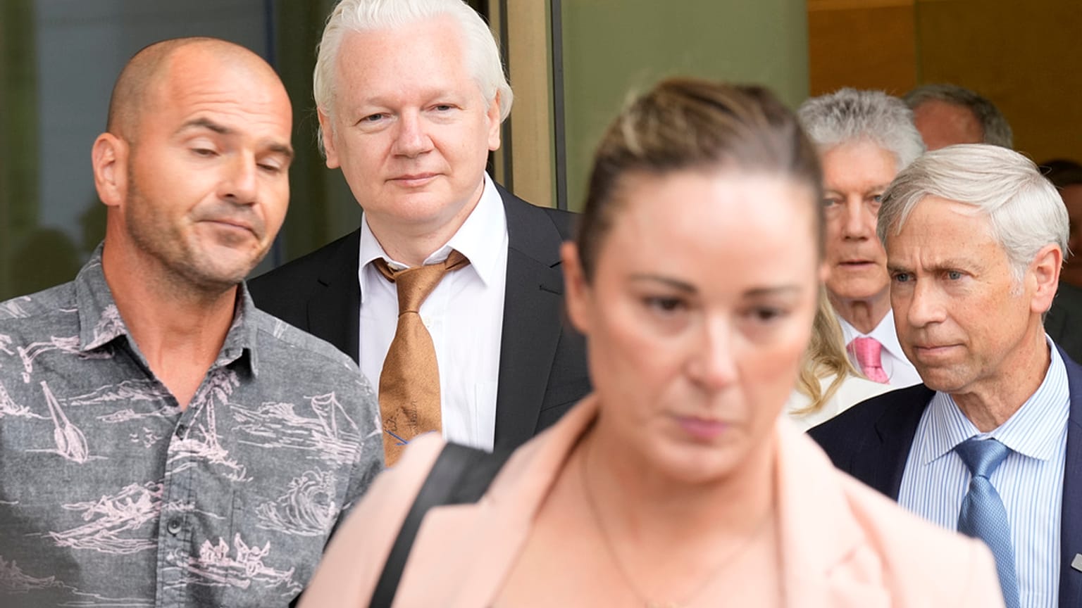 Assange esce dal tribunale di Saipan da uomo libero