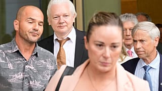 Assange esce dal tribunale di Saipan da uomo libero