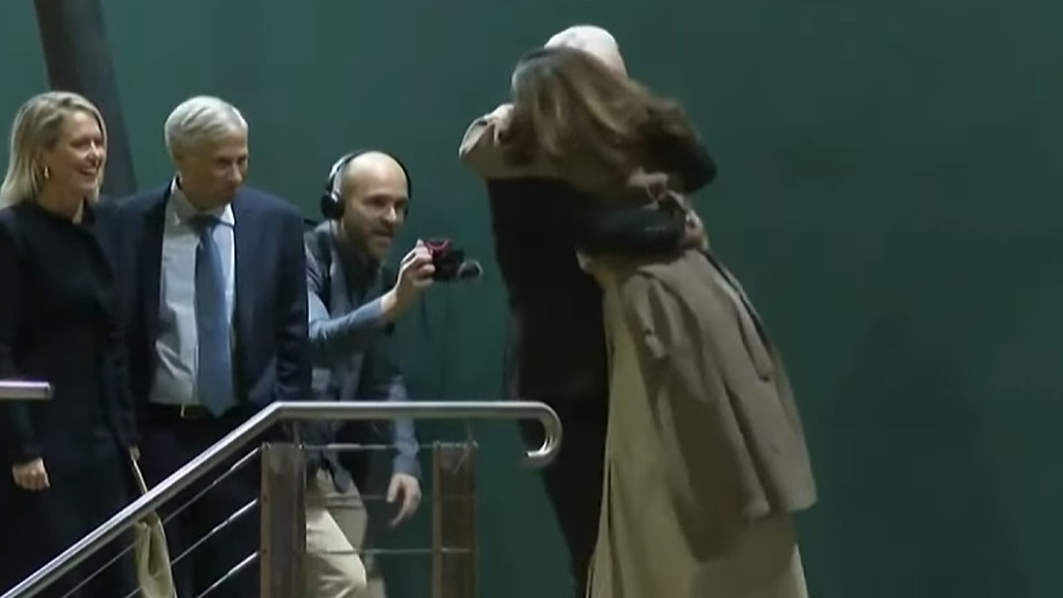Assange abraza a su mujer al llegar a Australia.